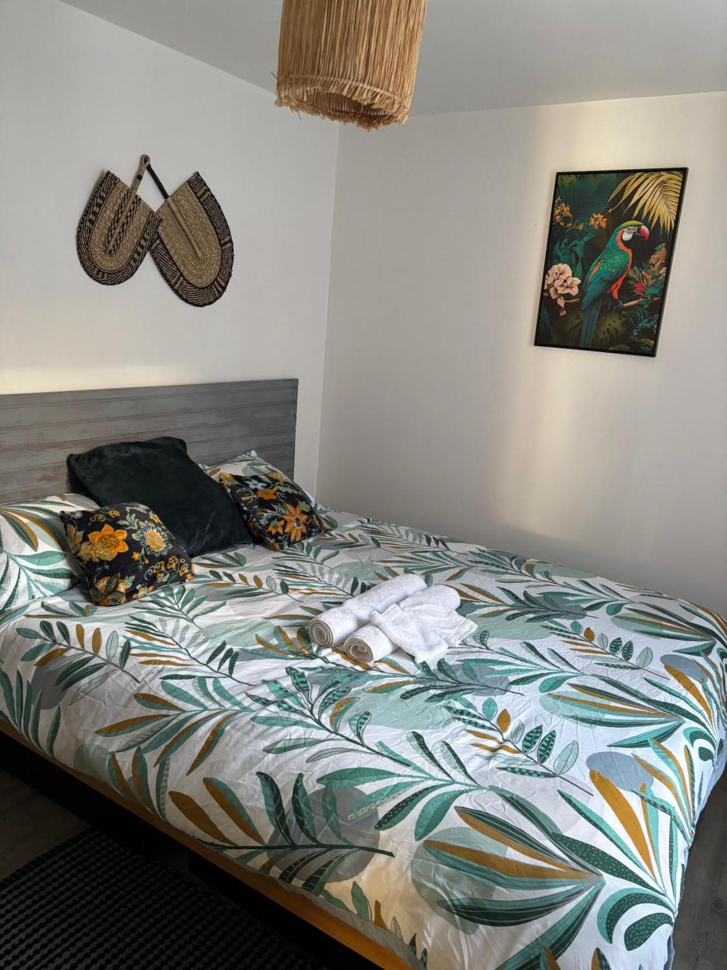Des Hallettes Apartment *